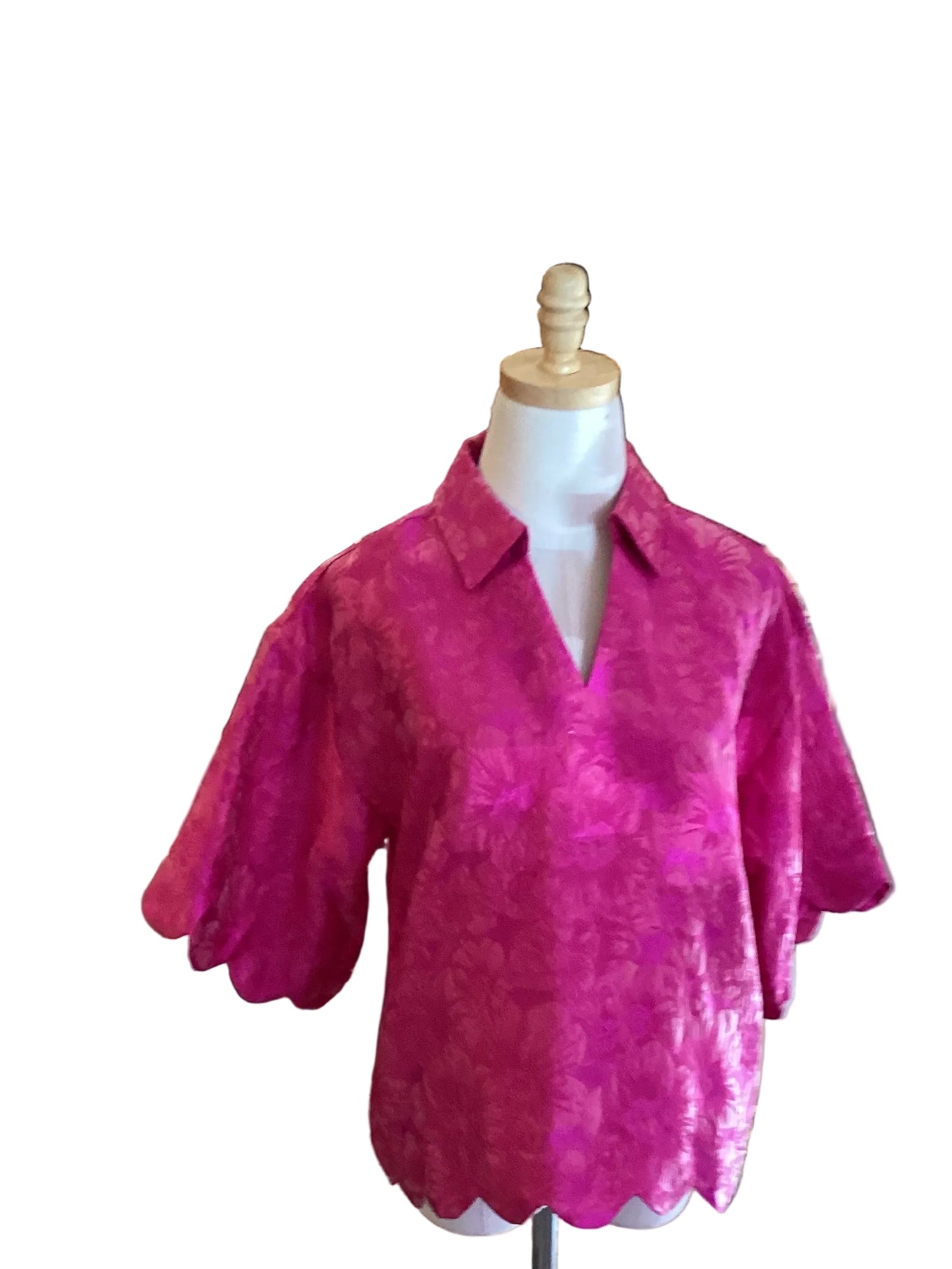 Jodifl fuchsia brocade v neck top with scalloped sleeve and hem